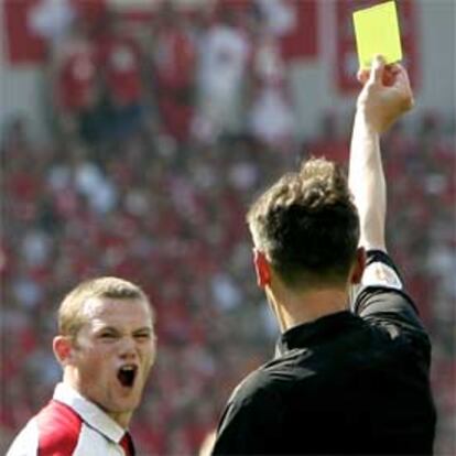 Rooney protesta al ser amonestado el pasado jueves ante Suiza.
