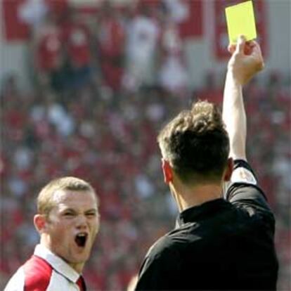 Rooney protesta al ser amonestado el pasado jueves ante Suiza.