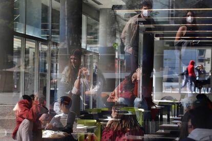 Estudiantes en el campus de Bellaterra de la UAB, en una imagen de archivo.