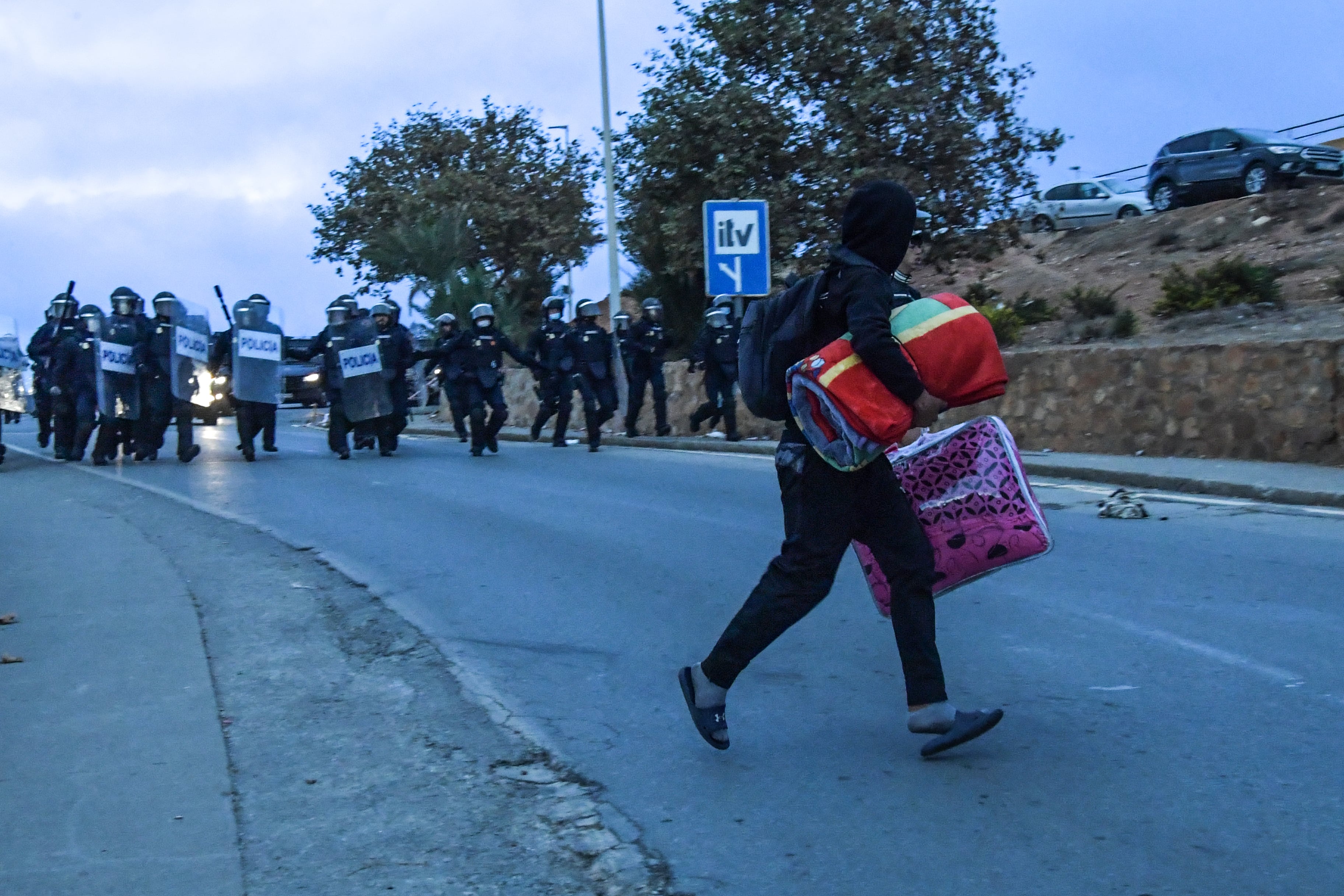 Más de 350 agentes desalojan los últimos asentamientos de migrantes en Ceuta