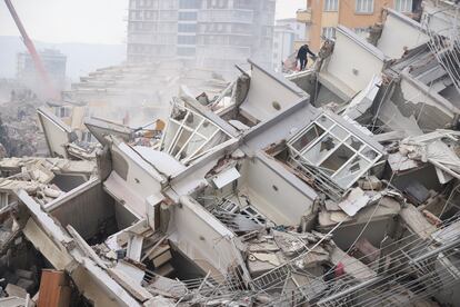 Un hombre busca entre los restos de un edificio derrumbado en la localidad de Kahramanmaras (Turquía), este viernes. 