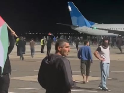 Imagen tomada de un vídeo publicado en Telegram donde varios manifestantes toman la pista de aterrizaje del aeropuerto de Majachkalá, el domingo 29 de octubre.