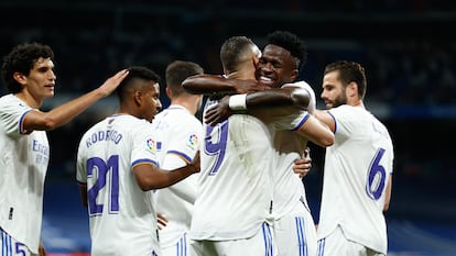 Karim Benzema recibe el abrazo de Vinicius tras la consecución de un gol.