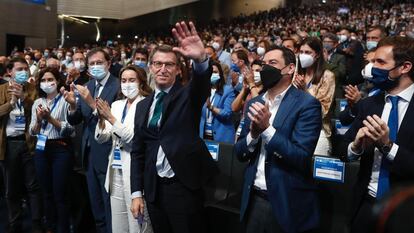 Feijóo, tras ser nombrado presidente del PP, junto a su plana mayor en Sevilla este sábado.