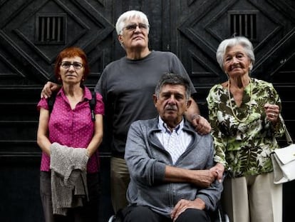 De izquierda a derecha: Felisa Echegoyen, Chato Galante (torturado por Billy el Niño), junto a Carlos Slepoy y Ascensión Mendieta, en la puerta de la antigua Dirección General de Seguridad (hoy Real Casa de Correos, sede de la Comunidad de Madrid), en 2013.