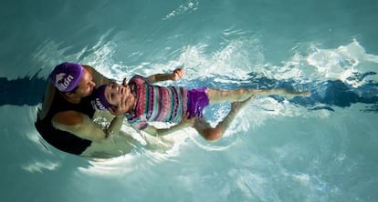 La niña Grace Elizalde, enferma de epilepsia, pionera en México en la ingesta de jarabe elaborado con marihuana.