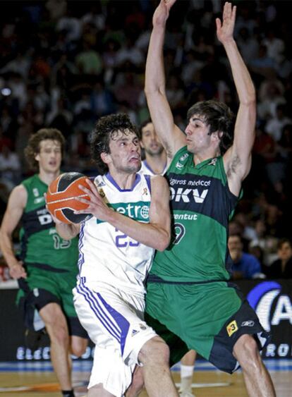 Llull intenta entrar a canasta ante Ricky Rubio.