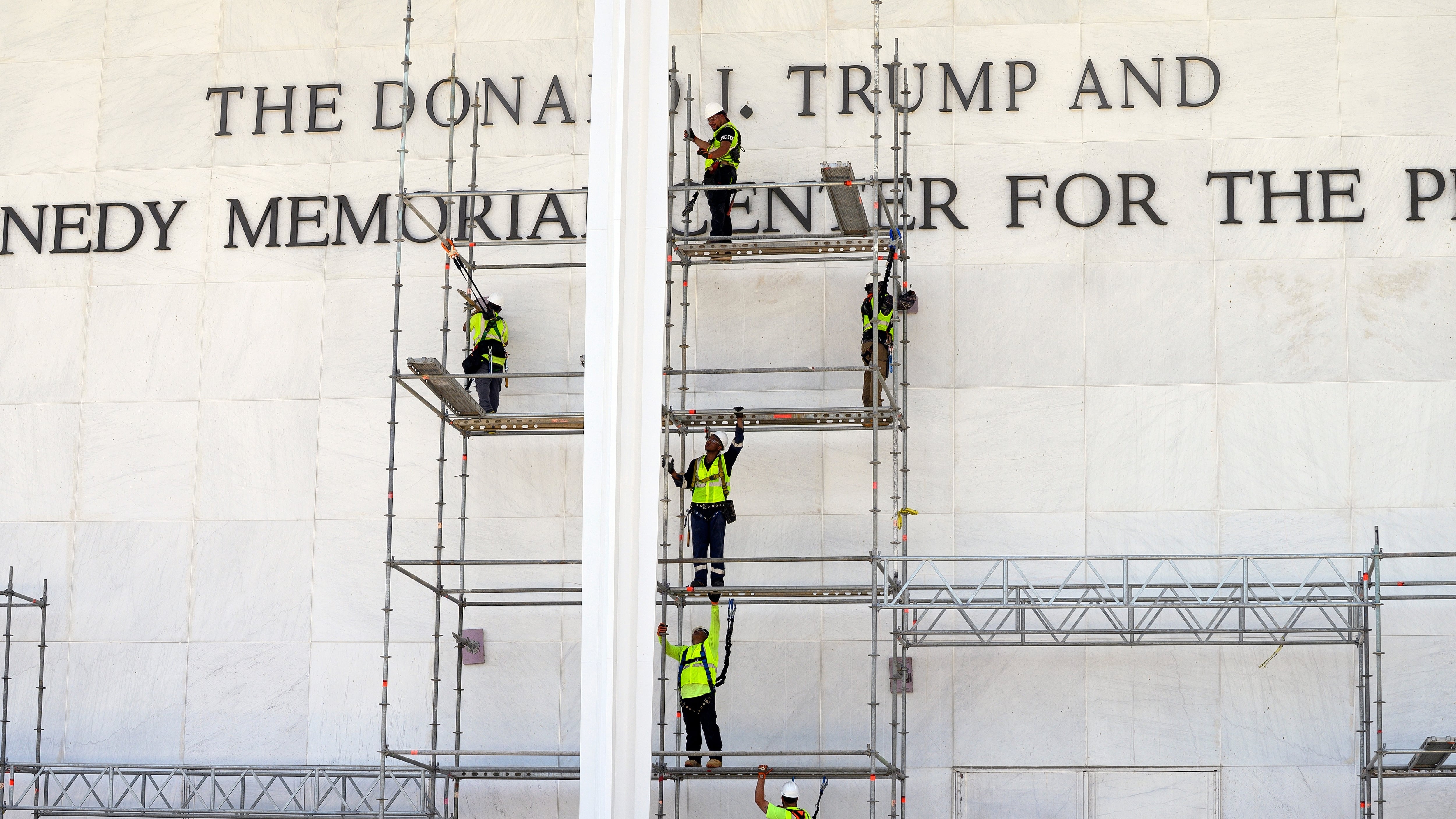 Visitantes del Kennedy Center respaldan que se retire en nombre de Trump