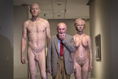 El artista Antonio López posa con dos de sus esculturas en la Fundación Bancaja de Valencia. La fundación ha inaugurado una retrospectiva que recorre sus obras desde los años cincuenta hasta la actualidad.