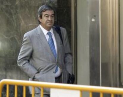 El ex secretario general del PP Francisco Álvarez-Cascos, a su llegada a la Audiencia Nacional para prestar declaración como testigo ante el juez Pablo Ruz, instructor del "caso Bárcenas", que le preguntará por la supuesta caja B del partido y por el sistema de donaciones y pago de sobresueldos a dirigentes del partido. EFE/Paco Campos