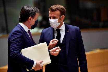 El primer ministro de Italia, Giuseppe Conte, y el presidente francés, Emmanuel Macron, en Bruselas el pasado 20 de julio, durante la cumbre europea que alumbró el plan de recuperación económica.