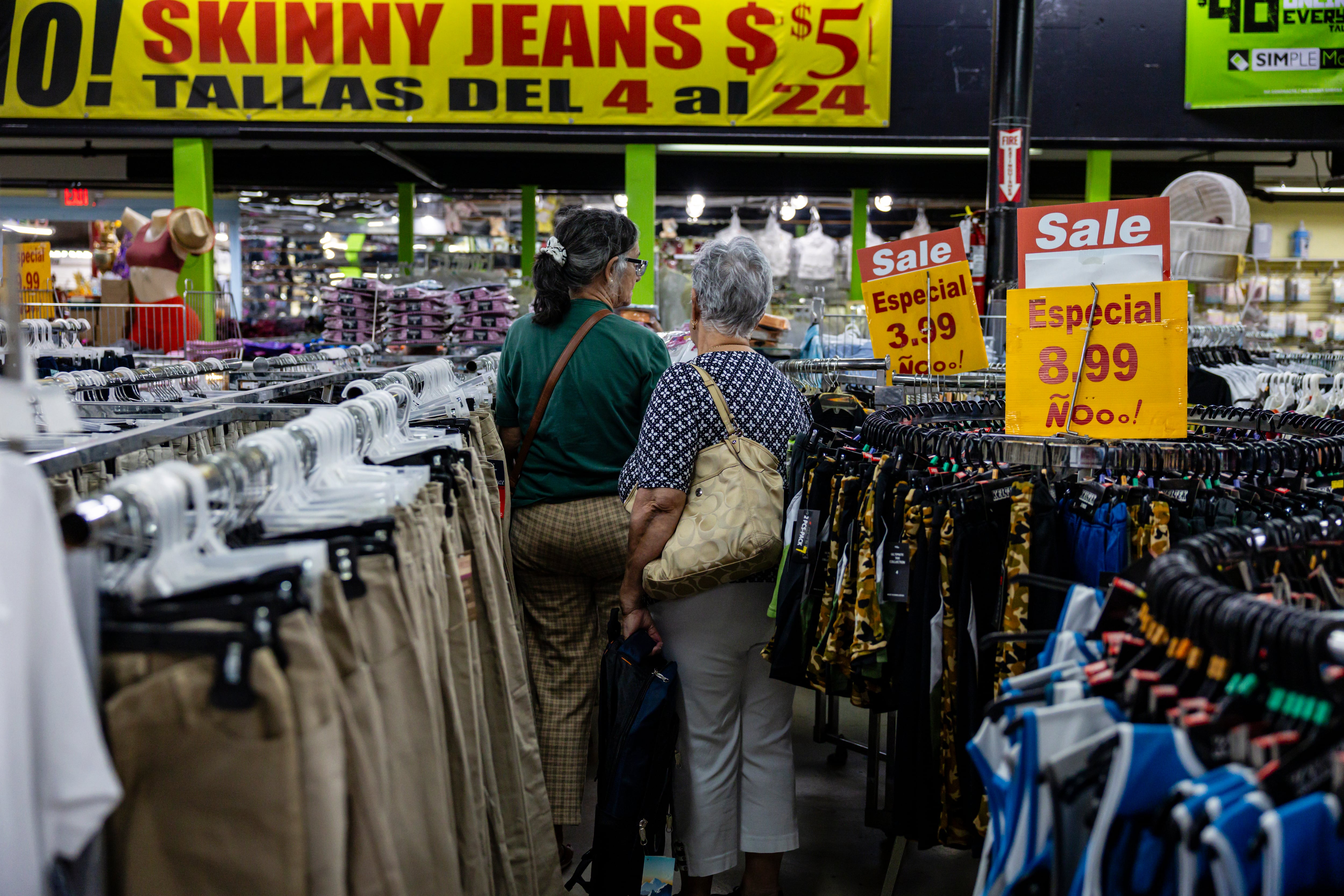 Clientes revisan mercancía en la tienda Ñooo Qué Barato.