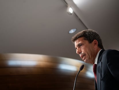 El líder del PP en la Comunidad Valenciana, Carlos Mazón, este martes en una rueda de prensa en las Cortes Valencianas.