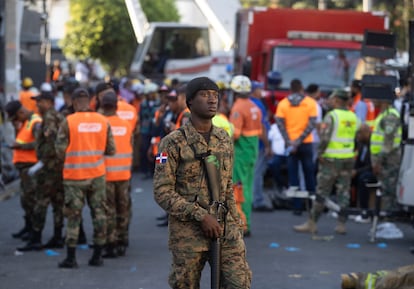 Elementos del ejército participan en las labores de rescate tras el accidente que ha dejado más de 134 heridos, de entre 26 y 64 años, quienes han sido trasladados a seis hospitales de República Dominicana.