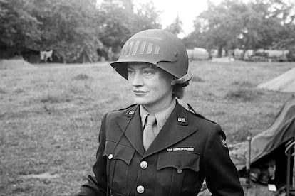 La fotógrafa, retratada con su uniforme de corresponsal de guerra.