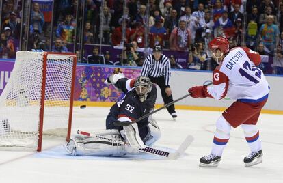 El ruso Pavel Datsyuk anota un gol durante el partido de hockey entre EEUU y Rusia de la ronda preliminar del grupo A en los Juegos de Sochi.
