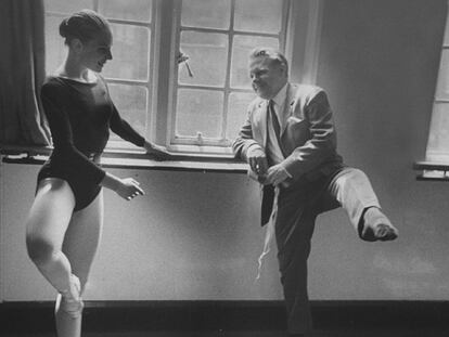 Lawrence Durrell con su primera hija, Penelope, bromeando en una escuela de ballet en 1960.