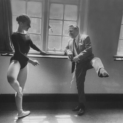 Lawrence Durrell con su primera hija, Penelope, bromeando en una escuela de ballet en 1960.