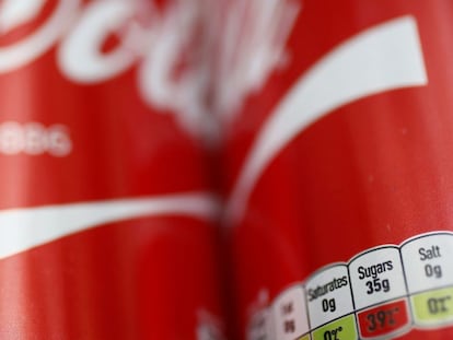 Detalle de unas latas de Coca Cola.