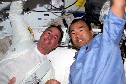 La tarea estará a cargo del estadounidense Steve Robinson y el japonés Soichi Noguchi. Será la primera vez en la historia de los transbordadores que los astronautas hacen una incursión en la parte inferior de la nave y también la primera vez que se realiza una reparación en plena órbita espacial.