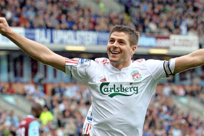 Steven Gerrard celebra su tanto ante el Burnley en la Premier.