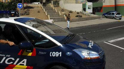 Imagen de archivo de un coche de la polic&iacute;a en Las Palmas de Gran Canaria.