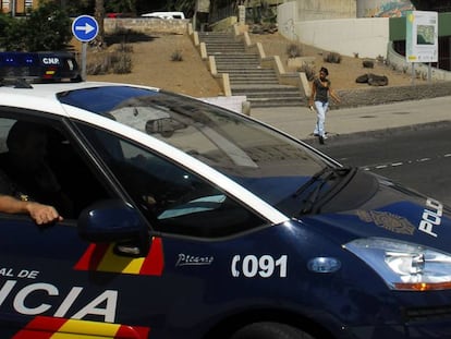 Imagen de archivo de un coche de la polic&iacute;a en Las Palmas de Gran Canaria.