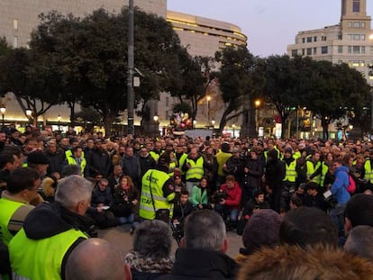 Uber y Cabify amenazan con dejar Barcelona por las concesiones a los taxistas