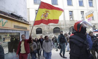 Los asistentes convocados por España Ciudadana portaban banderas de España y de la Unión Europea.