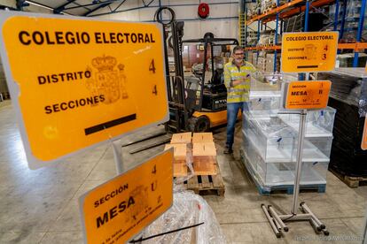 Un operario coloca el material electoral llegado a la ciudad de Cartagena en dependencias municipales, el martes pasado.