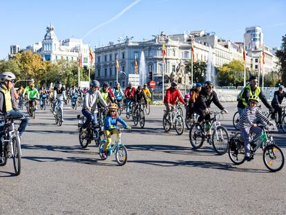 Manifestación por la movilidad sostenible, ayer en la plaza de Cibeles.