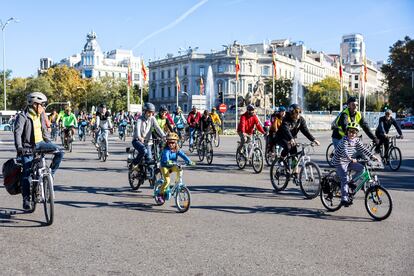 Manifestación por la movilidad sostenible, ayer en la plaza de Cibeles.