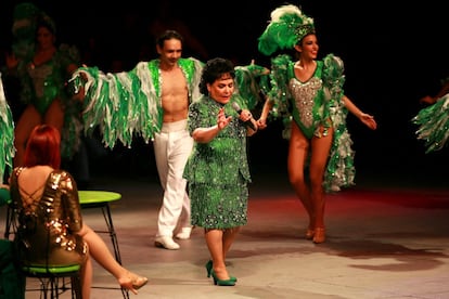 La actriz mexicana Carmen Salinas actúa en 'Aventurera' en el teatro Blanquita en la Ciudad de México, en febrero de 2010.