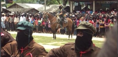 Marcos monta a caballo en el homenaje a Galeano