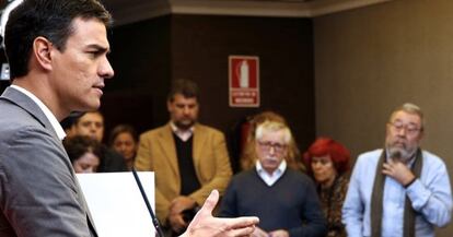 Pedro Sánchez en rueda con los secretarios generales de UGT, Cándido Méndez, y de CCOO, Ignacio Fernández Toxo, en Madrid este viernes.