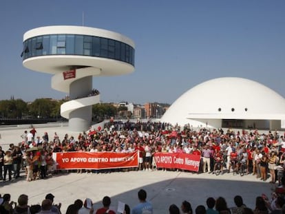 Varios miles de personas se manifiestan en el Centro Niemeyer de Avil&eacute;s en defensa de la continuidad de la instituci&oacute;n.