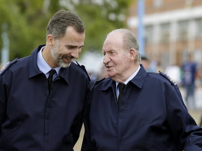 Felipe VI y Juan Carlos I, en octubre de 2014 en la base aérea de Torrejón de Ardoz (Madrid).