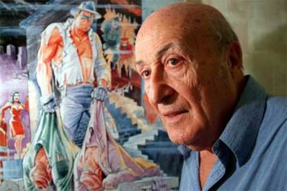 Will Eisner posa junto a un póster de <i>The Spirit</i> en una foto de archivo de 1999.