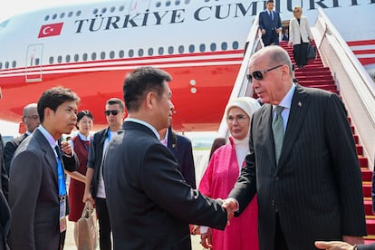 El presidente turco, Recep Tayyip Erdogan (a la derecha), junto a su esposa, Emine, llegan a Tianjin (China), este domingo.