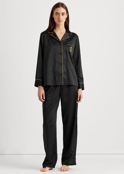 Negro, detalles dorados y un diseño clásico de inspiración masculina. Nada puede salir mal con este pijama de satén de Ralph Lauren. Encuéntralo aquí por 129 euros.