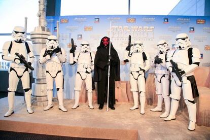 Sith junto con unos soldados imperiales en la presentaci&oacute;n de la versi&oacute;n tridimensional de &#039;La amenaza fantasma&#039;