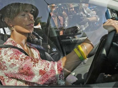 Kate McCann, al salir de su casa en Rothley con <i>Cuddle Cat,</i> el peluche de <i>Maddie.</i>