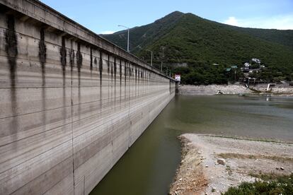 Una severa sequía en el norte de México secó al menos al 95% la capacidad de los 39 millones de metros cúbicos de la presa Rodrigo Gómez (también conocida como embalse La Boca) el martes 19 de julio de 2022 en Santiago, Nuevo León.