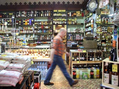 El Colmado Moriscot, en Girona, vende desde galletas Birba de Camprodón en sus populares cajas de metal hasta tés de última generación con sabor a tarta de manzana.