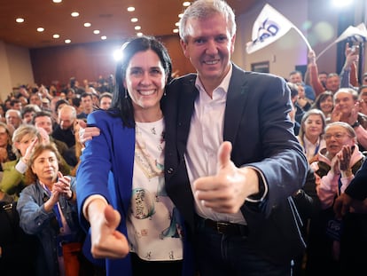 Alfonso Rueda junto a la secretaria general del partido en Galicia, Paula Prado, tras conocerse los resultados electorales en la sede del PP en Santiago.