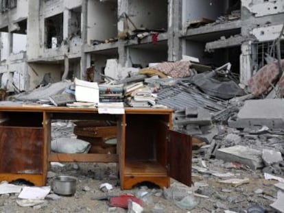 Uma escrivaninha nos escombros de um prédio bombardeado na Faixa de Gaza.