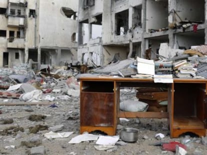 Un pupitre en medio de un edificio bombardeados en le Franja de Gaza.
