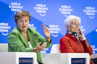 La directora del FMI, Kristalina Georgieva, y la presidenta del BCE, Christine Lagarde, durante una sesión del Foro Económico Mundial.