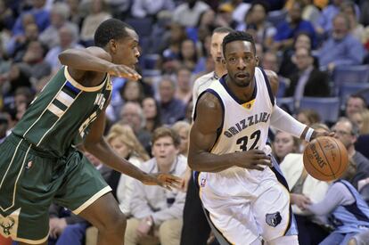 Jeff Green trata de superar a Khris Middleton.