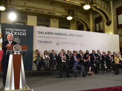 El presidente de México, Andrés Manuel López Obrador, tras dar el anuncio del aumento al salario mínimo. 